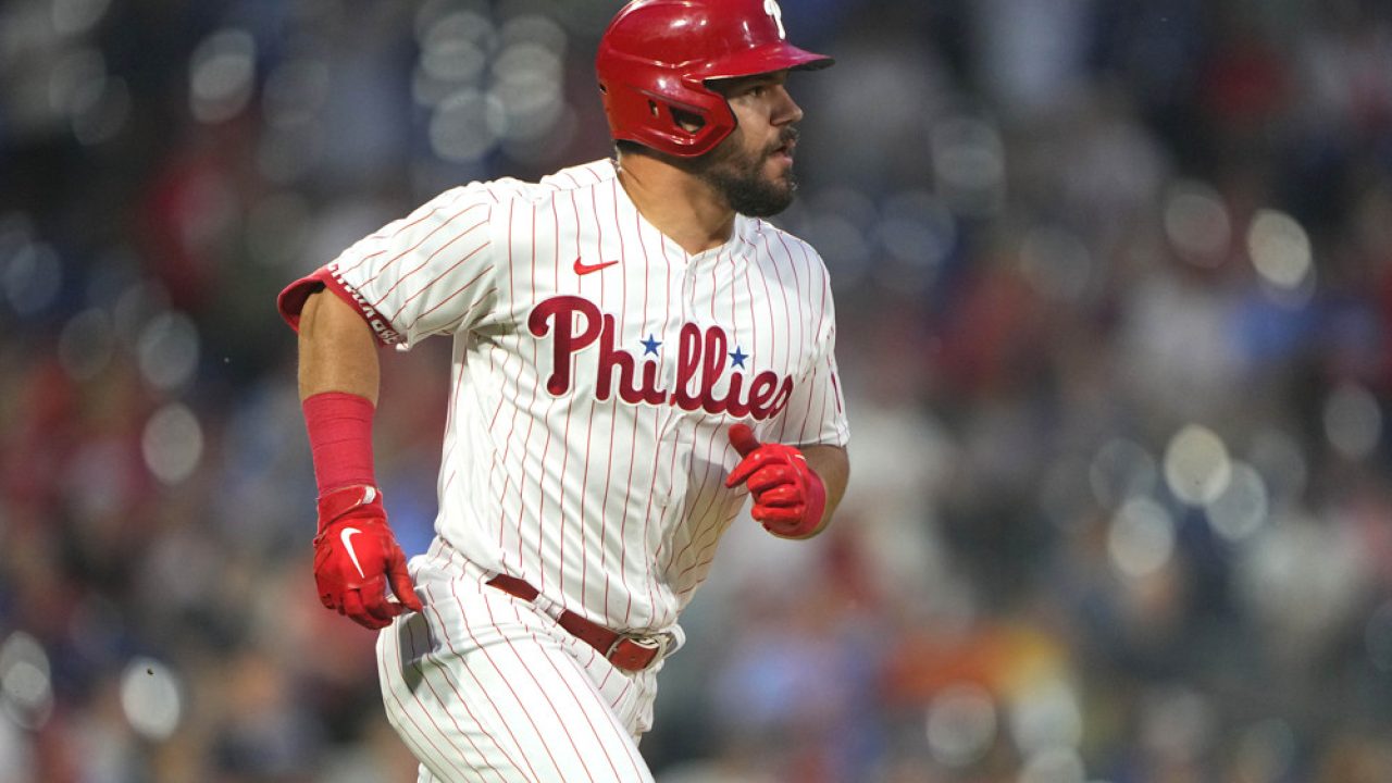 Rhys Hoskins, Bryce Harper propel Phillies to Game 3 win